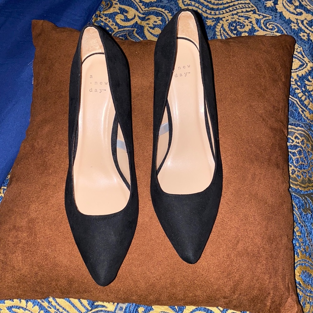 Black pumps
